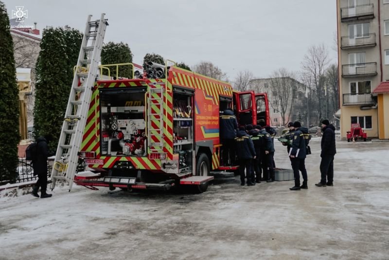 Тернопільські рятувальники отримали сучасні пожежні автомобілі