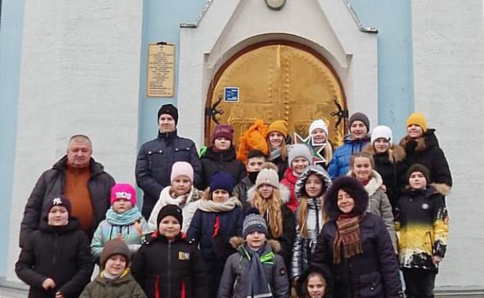 Діти з театру «Дивосвіт», що на Тернопільщині, зібрали 5 тисяч гривень на автомобіль для ЗСУ
