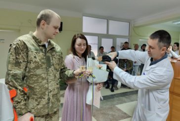 Кохання перемагає війну: у тернопільській лікарні побралися військовий з Одеси з нареченою-киянкою (фото)