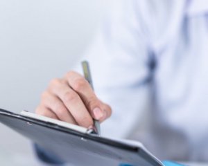 Лікарі можуть виписувати пацієнтам паперові рецепти