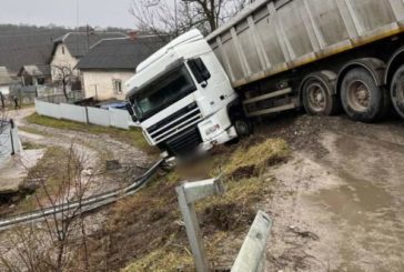 На Тернопільщині вантажівка ледь не в'їхала в людські оселі