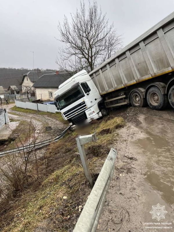 На Тернопільщині вантажівка ледь не в’їхала в людські оселі