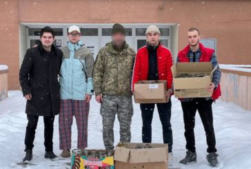 Студенти ЗУНУ передали окопні свічки захисникам України