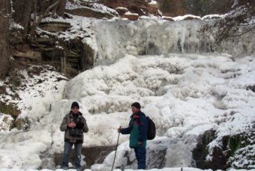 Льодова казка зими: на Тернопільщині замерз найвищий рівнинний водоспад (фото)