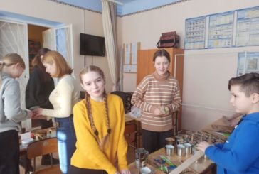 На Тернопільщині учні та дошкільнята виготовляють окопні свічки для ЗСУ