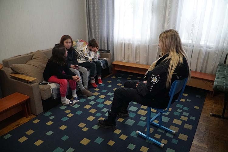 Троє дітей з Хмельниччини втекли потягом у Тернопіль від п’яних батьків