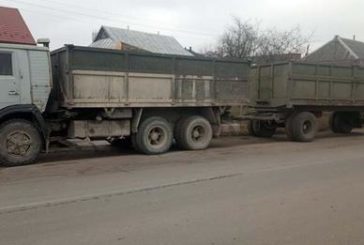 На Тернопільщині патрульні зупинили вантажівку з деревиною на сотні тисяч гривень: чоловіки намагалися «відкупитися»