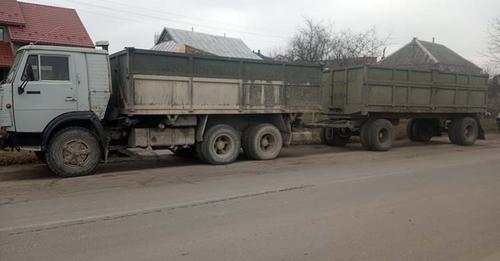 На Тернопільщині патрульні зупинили вантажівку з деревиною на сотні тисяч гривень: чоловіки намагалися «відкупитися»