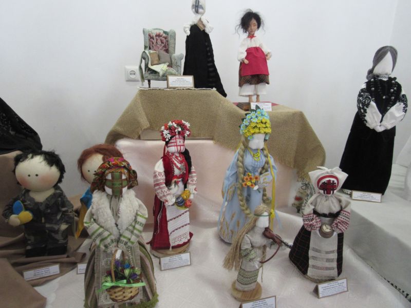 «Боже, як болить…»: гурт лялькарок Кременеччини «Леля» презентував авторську виставку