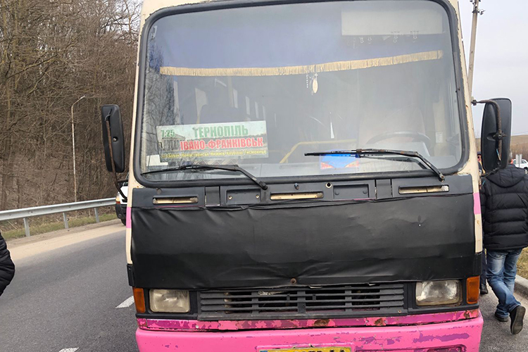 З автобуса «Тернопіль – Івано-Франківськ» випала й сильно травмувалася пасажирка: просять відгукнутися очевидців