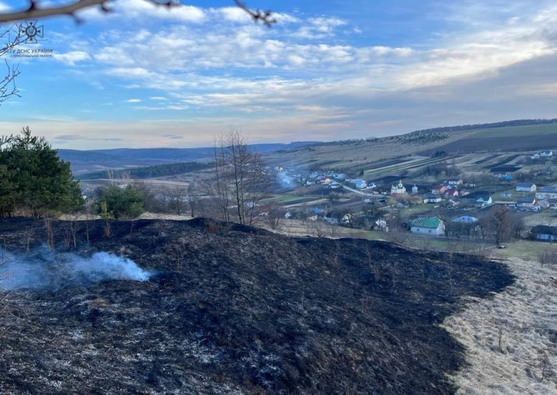 Рятувальники Тернопільщини попереджають: спалювання сухої трави – особливо важкий злочин у час війни
