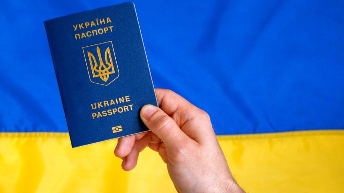 Екзамен з української, історії та Конституції: як тепер в Україні отримуватимуть громадянство