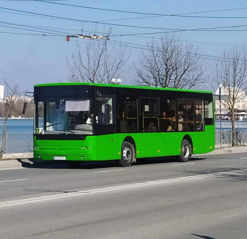 У Тернополі збільшили кількість громадського транспорту, що їздитиме до кладовищ