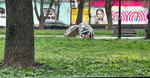 Вандал пошкодив одне з пасхальних яєць, які прикрашають бульвар Шевченка у центрі Тернополя