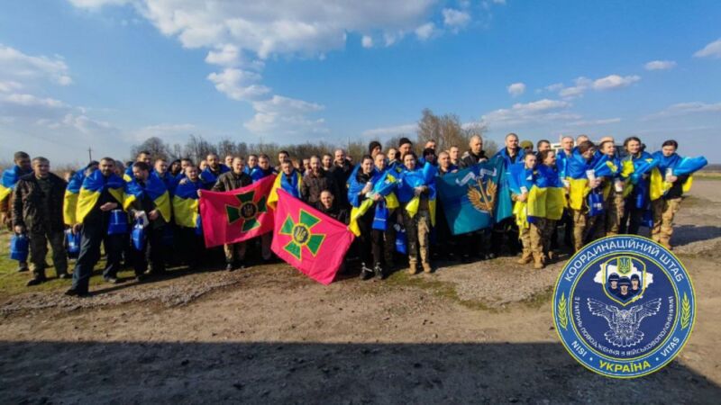 Україна повернула з російського полону сотню українських захисників і захисниць