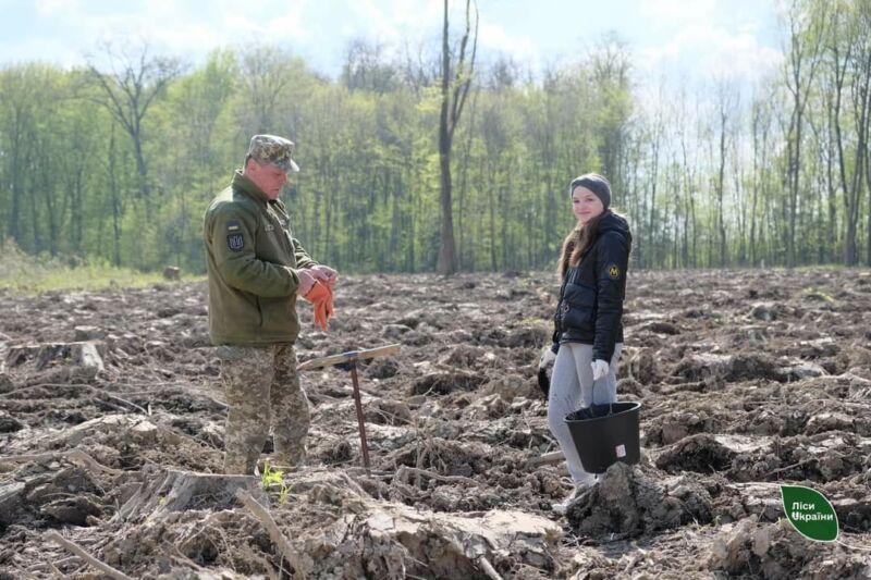 Військові разом з дітьми посадили ліс на Тернопільщині (ФОТО)