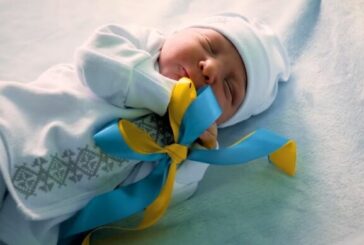 Народжені у вишиванці: у Тернополі немовлята отримали свої перші вишиті сорочки