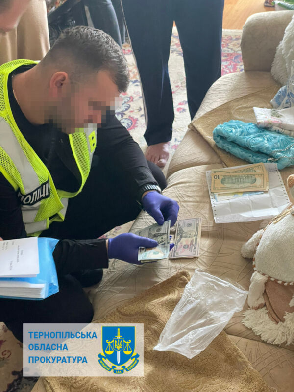На Тернопільщині працівниця міграційної служби отримала $6 тисяч від ухилянта за довідку для виїзду з України