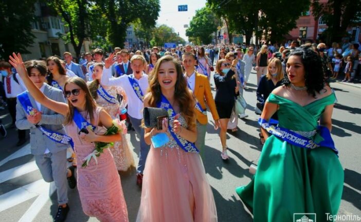 Через війну в Тернополі скасували урочисту ходу випускників