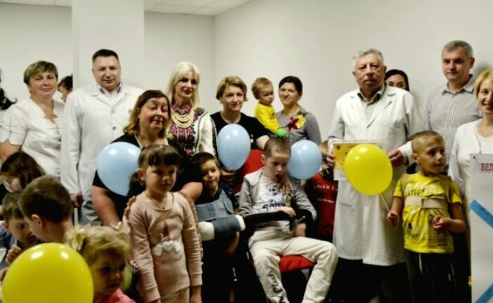 Пес Патрон, казкові герої, майстер-класи: у Тернопільській обласній дитячій лікарні створили для малят особливе свято