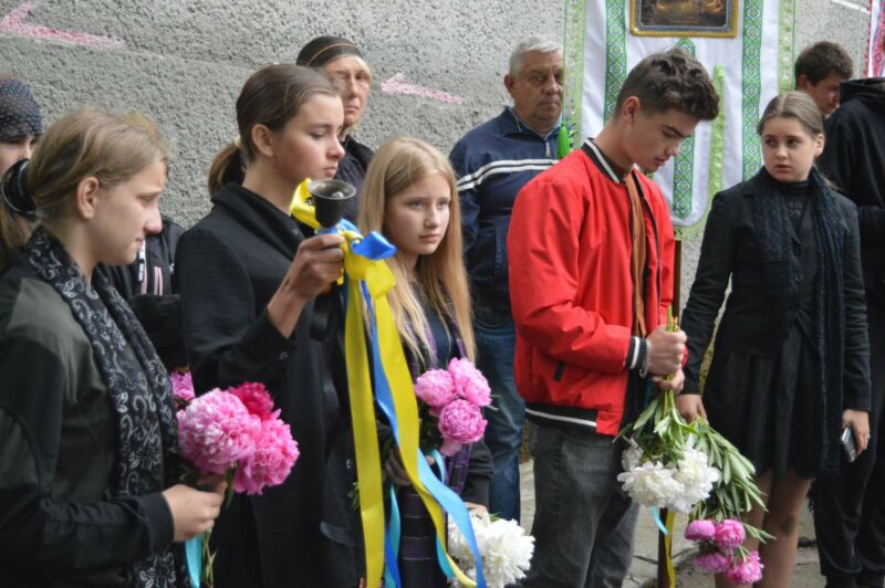 Останній шкільний дзвінок для вчителя: на Тернопільщині прощаються з воїном Сергієм Дунаєм
