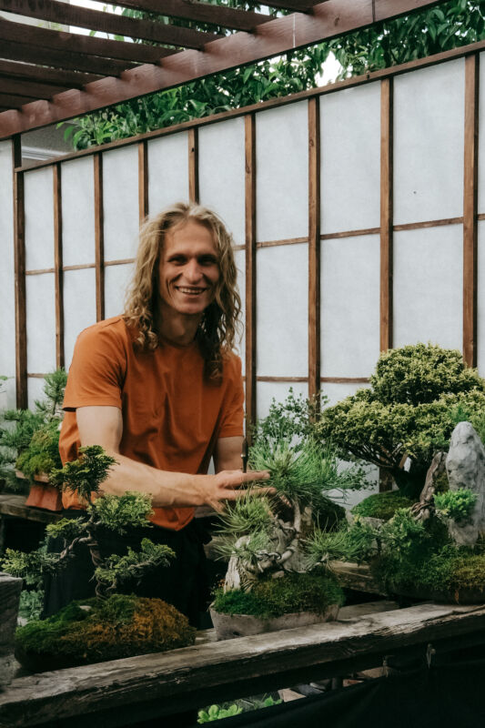 Тернополянин вирощує дерева «Бонсай» та доглядає японський сад