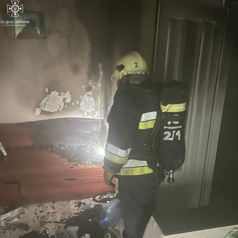 Тернопільські рятувальники гасили дві пожежі у багатоквартирних будинках