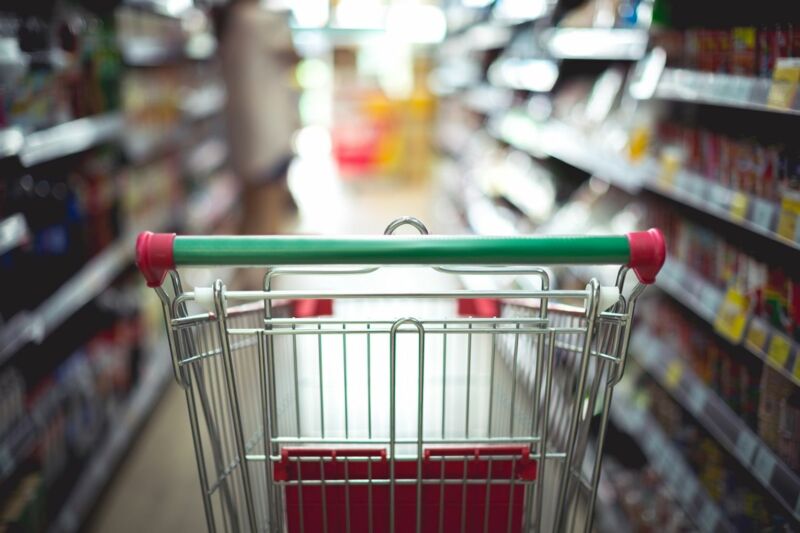 Як супермаркети змушують платити більше: сім «хитрощів», які можна обійти