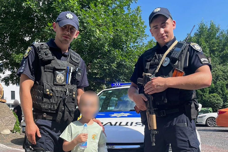 Поліцейські Тернополя знайшли 5-річного хлопчика, який пішов купляти мамі квіти на день народження