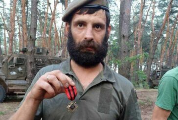 Воює з 2015 року: бійця з Тернопільщини відзначили «Золотим хрестом» від Головнокомандувача ЗСУ