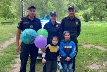 Чортківські поліцейські зробили гарний подарунок на іменини маленькому переселенцеві з Бердянська