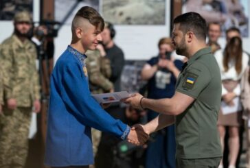 Президент вручив паспорт 14-річному тернополянину, сину загиблого Героя Тараса Щирби (фото)