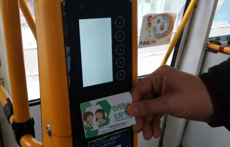 У громадському транспорті Тернополя тимчасово призупинять оплату проїзду пристроями з NFC