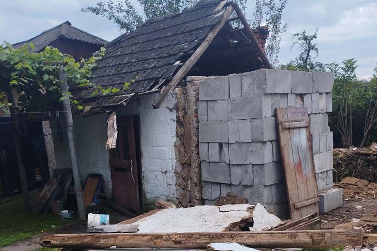 На Тернопільщині стіна старої будівлі впала на жінку – врятувати не вдалося
