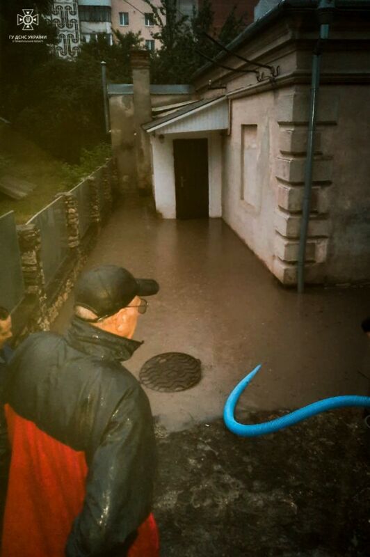 Проливний дощ наробив лиха: у Тернополі вода підтопила підвал міської дитячої поліклініки та приватні будинки