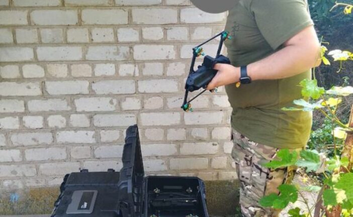 Українським військовим на передову передали 18 дронів, закуплених колективом ЗУНУ