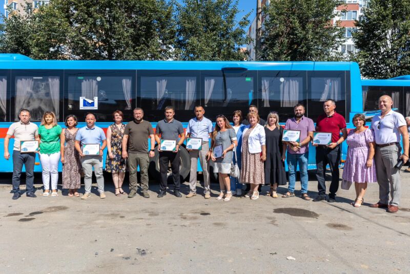 Вісім громад Тернопільщини отримали нові шкільні автобуси