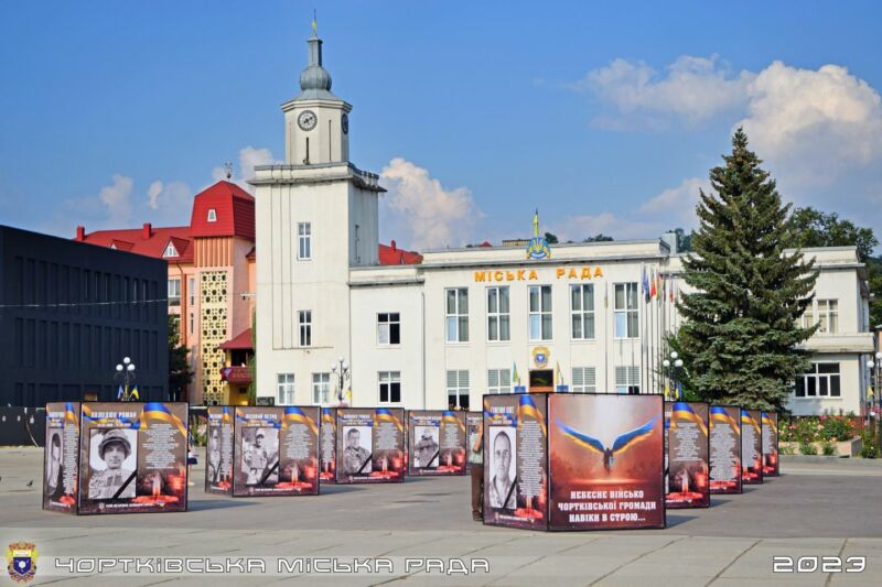 У пам’ять про загиблих героїв Чортківської громади в місті встановили інсталяцію
