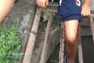 Нога застрягла у решітці зливної труби: тернопільські рятувальники допомогли хлопчикові