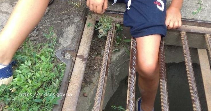Нога застрягла у решітці зливної труби: тернопільські рятувальники допомогли хлопчикові