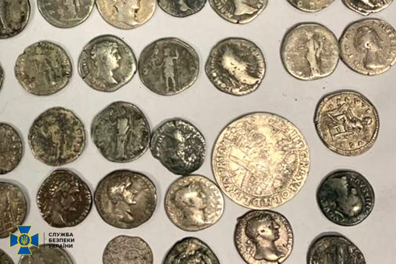 Тернопільська та Львівська СБУ запобігли контрабанді старовинних монет на пів мільйона гривень