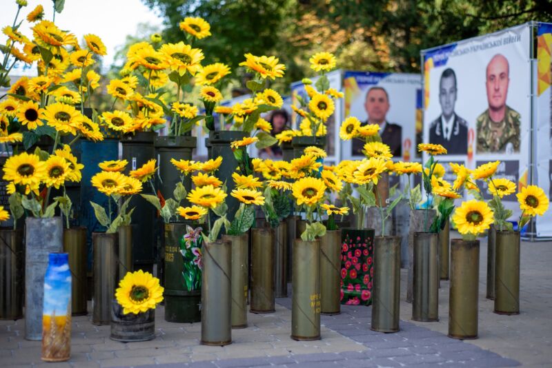 Соняхи проростають із гільз: у Тернополі вшановують День пам’яті захисників України