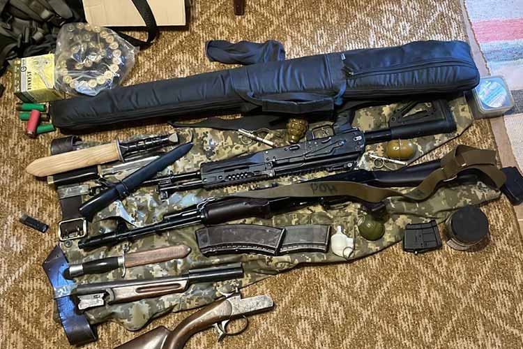 Тернопільська поліція викрила злочинний канал, яким зброя із районів ведення бойових дій потрапляла на захід України (ФОТО)