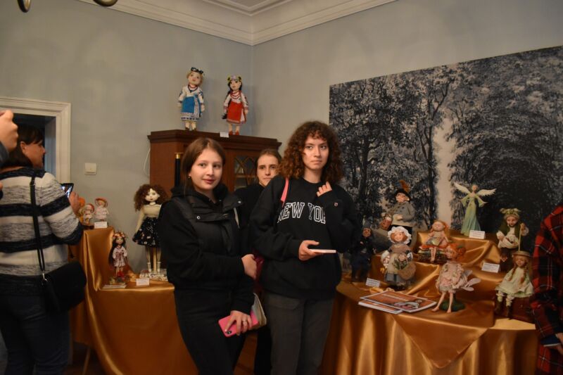 100 авторських ляльок: у Кременці на Тернопільщині відкрили неймовірну виставку