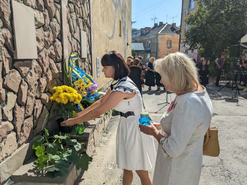 У Теребовлі, біля «стіни смерті», вшанували пам’ять патріотів, які загинули від рук НКВД у 1940-х роках