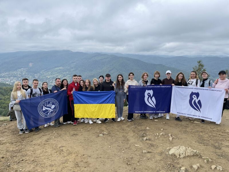 Студенти ЗУНУ прослухали лекцію на вершині гори Маковиця в Карпатах