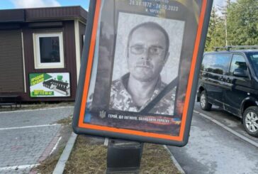 У Чорткові пошкодили сітілайти із портретами загиблих на війні Героїв