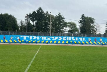На Тернопільщині місцева художниця оригінально розписала сільський стадіон