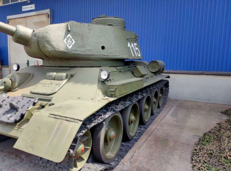 У Тернополі з аукціону продають радянський танк, щоб купити дрони для ЗСУ