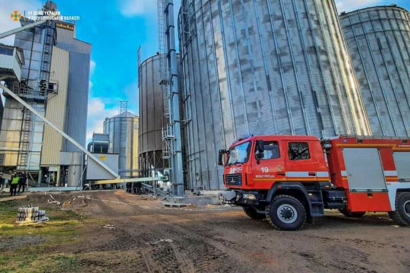 На Тернопільщині – пожежа на підприємстві: загорілася зерносушарка з кукурудзою